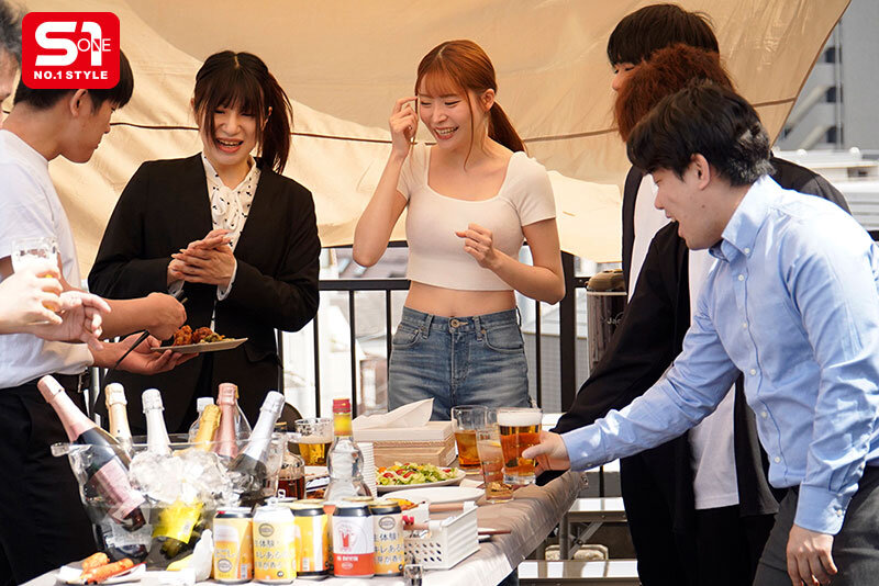 笹倉彩(笹仓彩)作品SONE-953发布！酒后变超随便的巨乳OL，在公司烤肉会上对所有员工双腿大开-图片2