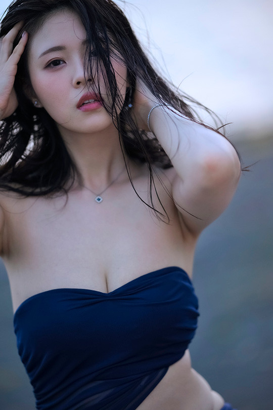 「巨乳原石美人妻」诱惑出道，「透明又纯白的火辣胴体」太吸睛！